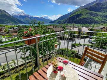 Ferienwohnung für 5 Personen, mit Balkon und Seeblick sowie Garten in der Lombardei