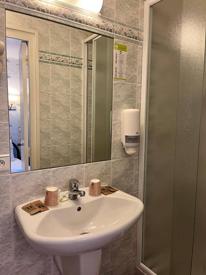 Hôtel pour 2 personnes, avec terrasse, animaux acceptés à Saint-Flour - 2