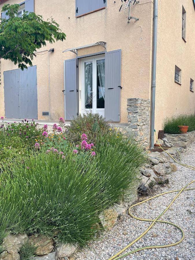 Gîte pour 4 personnes, avec terrasse ainsi que vue et jardin à Caves
