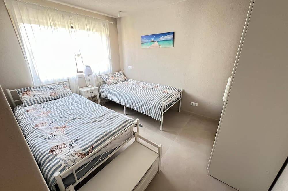 Ganze Wohnung, Charming 2-bedroom Apartment with Ac, Wifi 100 Meter from beach in Mindelo in Mindelo, Porto Distrikt
