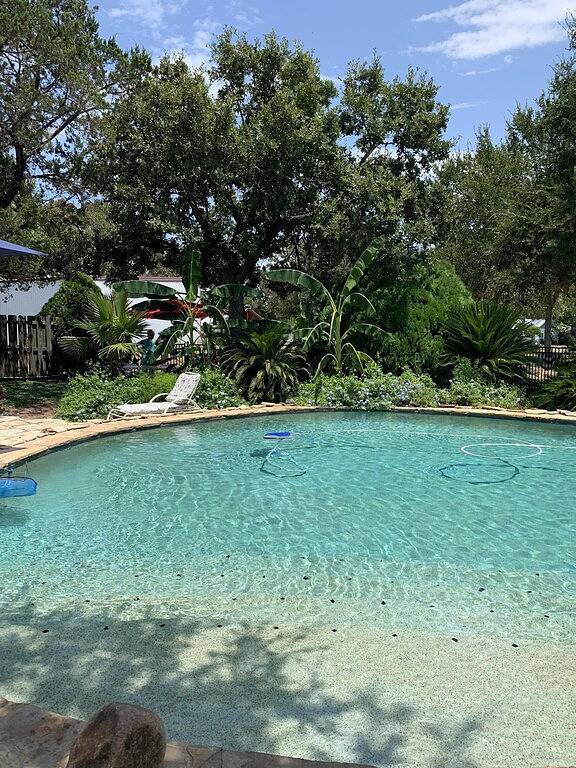 Gemütliche Hütte mit schönem Anwesen, Gästepool mit Seezugang. 4 Schlafplätze! in Lake Buchanan