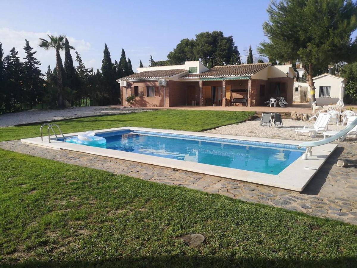 Three-Bedroom House in Busot, Costa Blanca