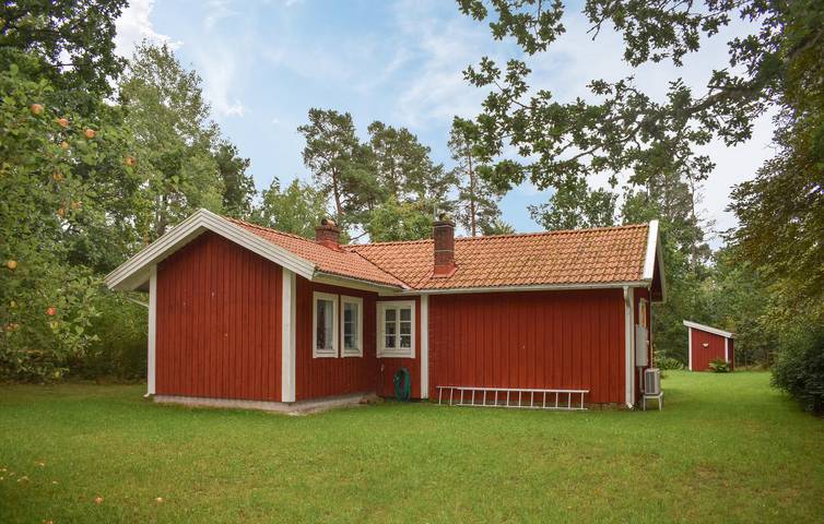 Hus för 4 Personer med trädgård in Svenska Östersjön