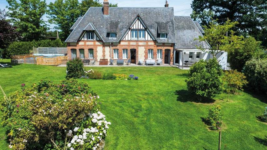 Gîte pour 12 personnes, avec piscine ainsi que jardin et terrasse