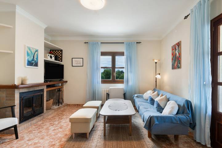 Country house 'Casa Avrelia' with mountain views, Wi-Fi, and air conditioning in Algaida, Majorca Center