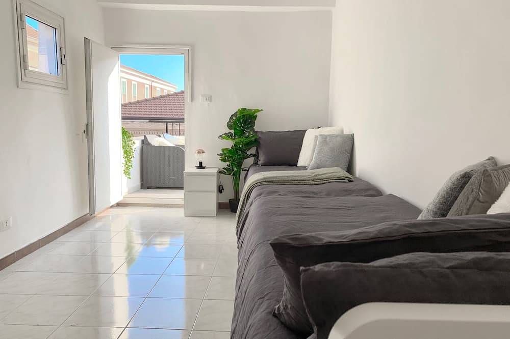 Apartamento entero, En el corazón del casco antiguo, impresionante piso con terraza en la azotea, 3Bed / 1Bath / Wifi / Ac in Ventimiglia (Ciudad), Ventimiglia