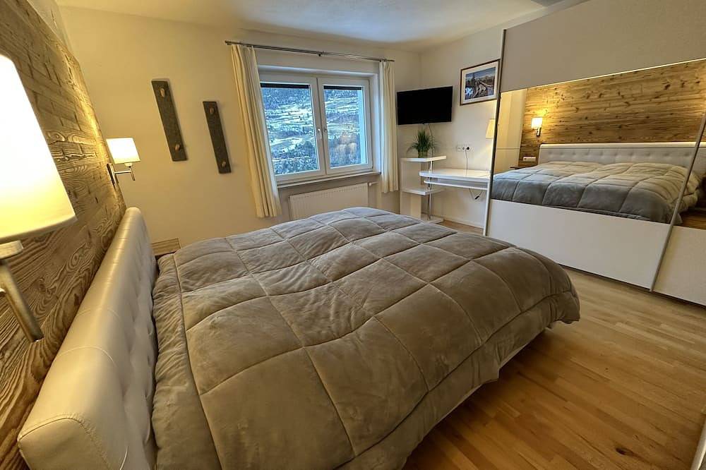 Grosses Ferienhaus mit Sommerpool, Bergpanorama, Sauna, Nähe Skigebiet in Landeck, Tiroler Oberland