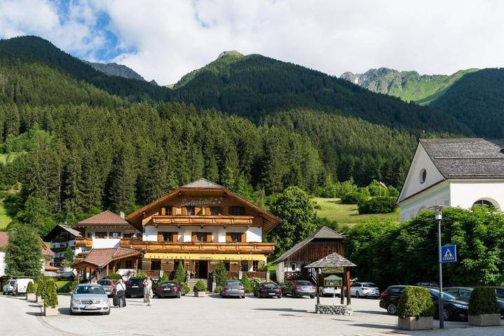 Hôtel pour 4 personnes, avec sauna et piscine ainsi que vue et terrasse, animaux acceptés dans Anterselva Di Mezzo
