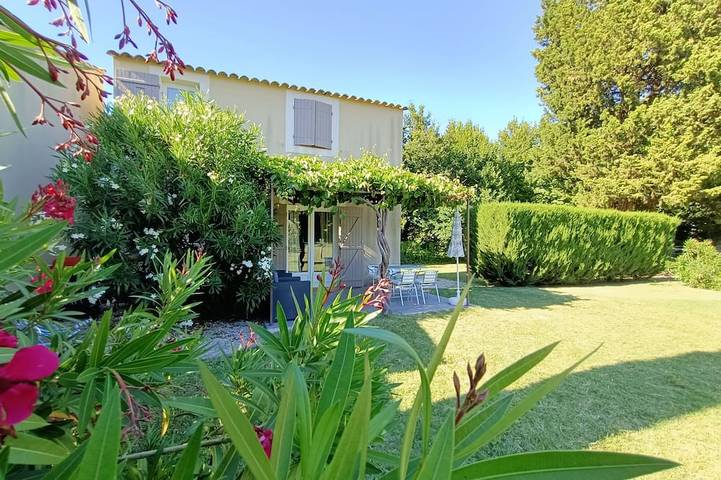 Gîte pour 3 personnes, avec Terrasse ainsi que Jardin et Piscine