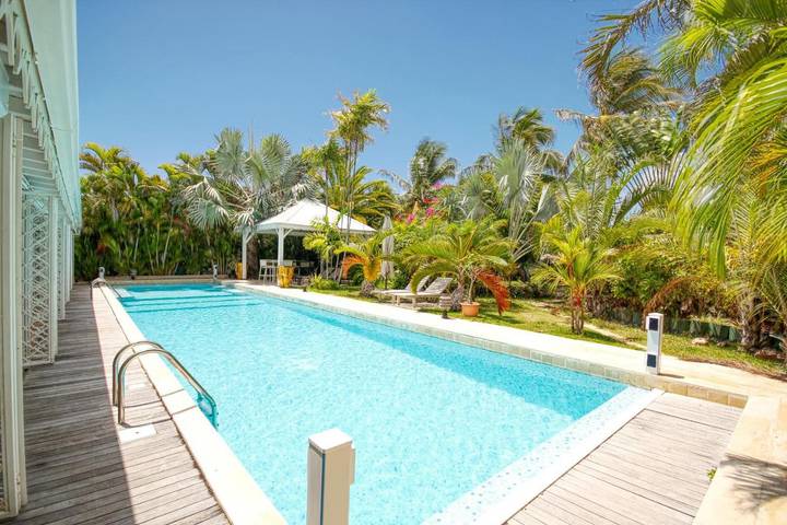 Location de vacances pour 8 personnes, avec terrasse ainsi que jardin et piscine dans Anse Tarare - 3