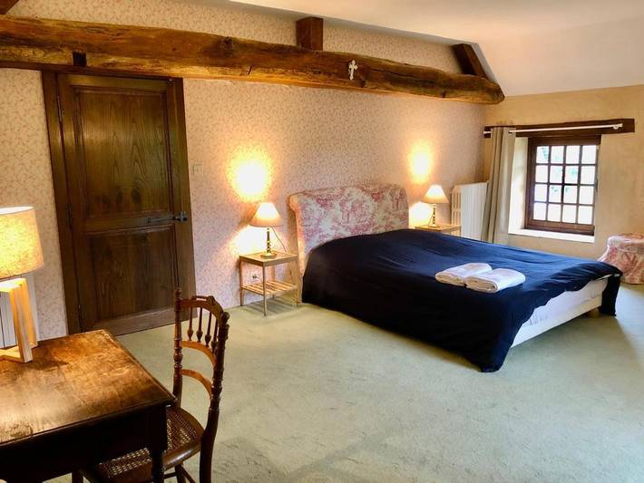 Chambre d’hôte pour 2 personnes, avec vue ainsi que jardin et piscine à Gennes-sur-Glaize