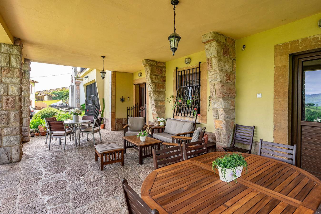 Casa Vacacional 'La Casona De La Garaba' con Vistas a la Montaña, Terraza Privada y Wi-Fi in Grado, Cordillera Cantábrica