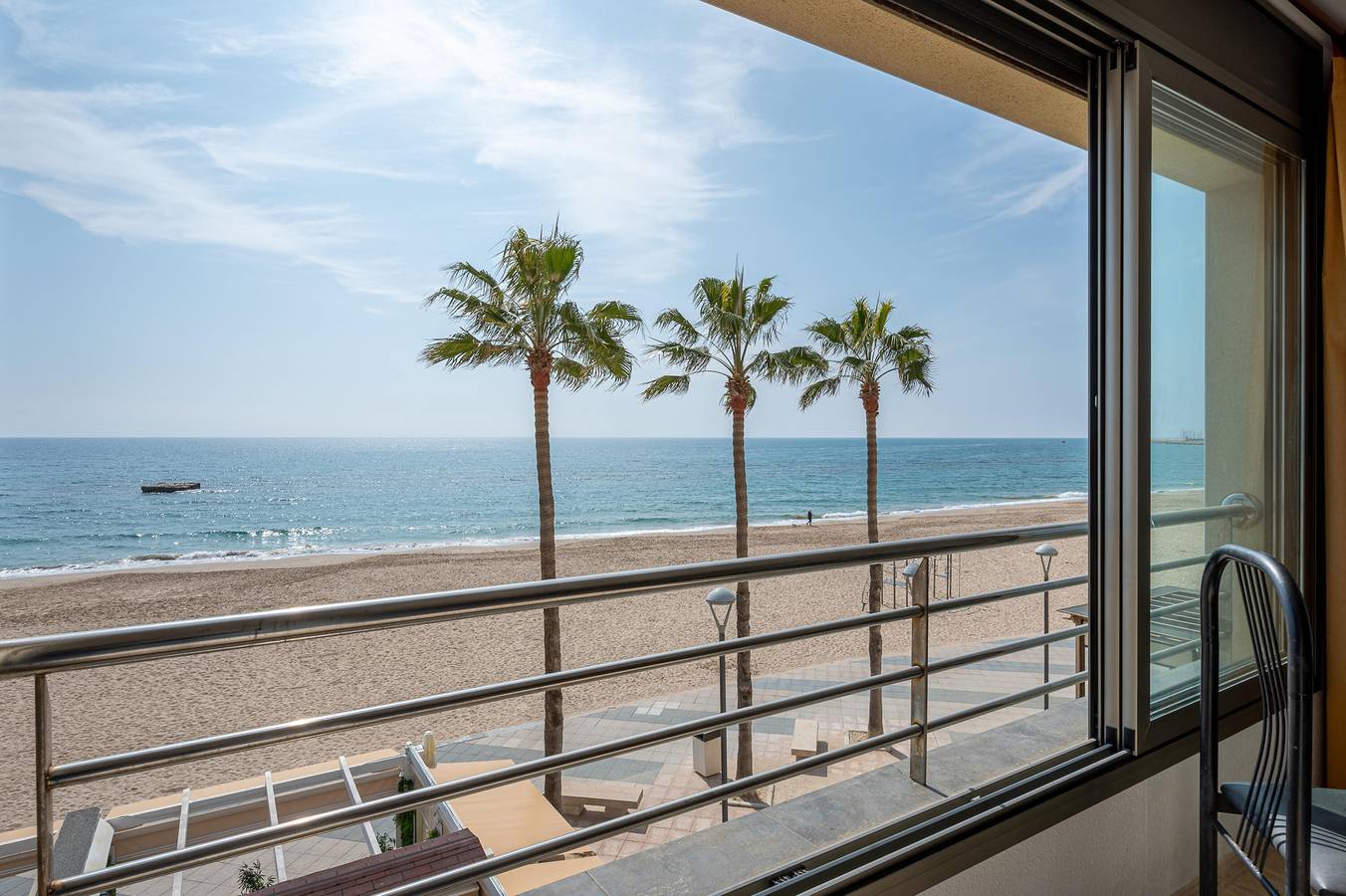 Geheel appartement, At172 Baix a Mar: Apartment located on the seafront with spectacular views of the sea in Torredembarra, Costa Dorada