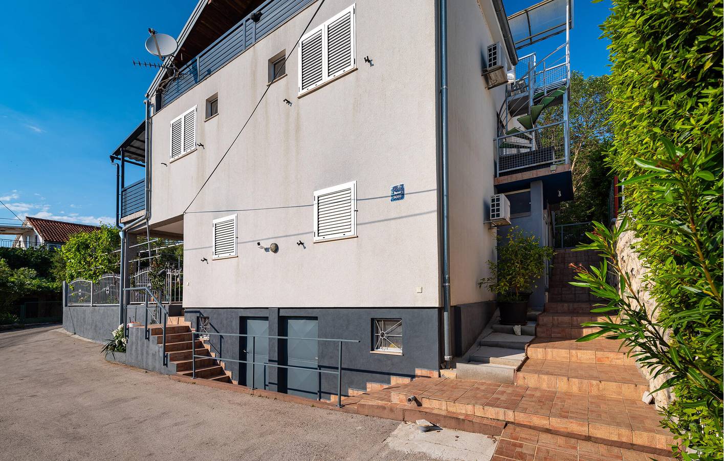 Ganze Ferienwohnung, Apartment mit Meerblick, Terrasse und Annehmlichkeiten, 1,5 km von der Küste entfernt in Donji Karin, Zadar