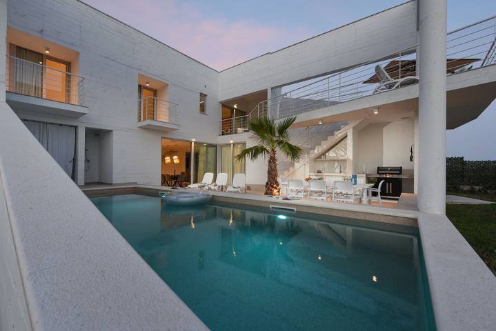 Villa für 8 Personen, mit Balkon und Whirlpool sowie Garten und Pool - 1
