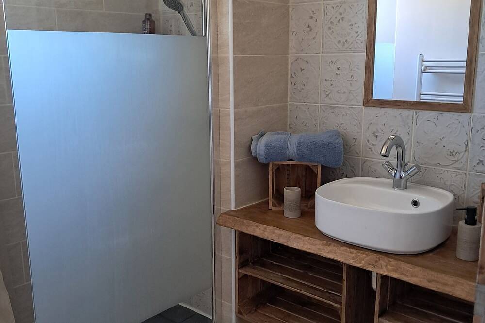 Gîte 2 à 4 places piscine jacuzzi in Saint-Martin-de-Pallières, Région de Brignoles