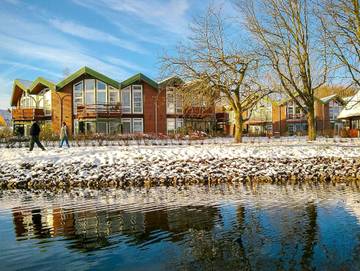 Ferienpark für 4 Personen, mit Seeblick und Garten sowie Sauna und Balkon, kinderfreundlich in Mecklenburgische Seenplatte