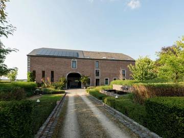 Gîte pour 14 personnes, avec jardin et terrasse ainsi que jacuzzi et sauna, animaux acceptés dans Aye