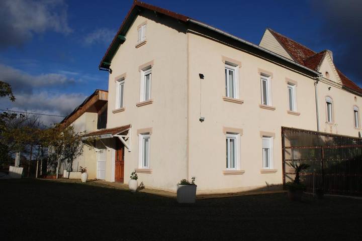 Maison d’hôte pour 2 personnes, avec terrasse et piscine ainsi que vue et jardin, animaux acceptés à Crouseilles