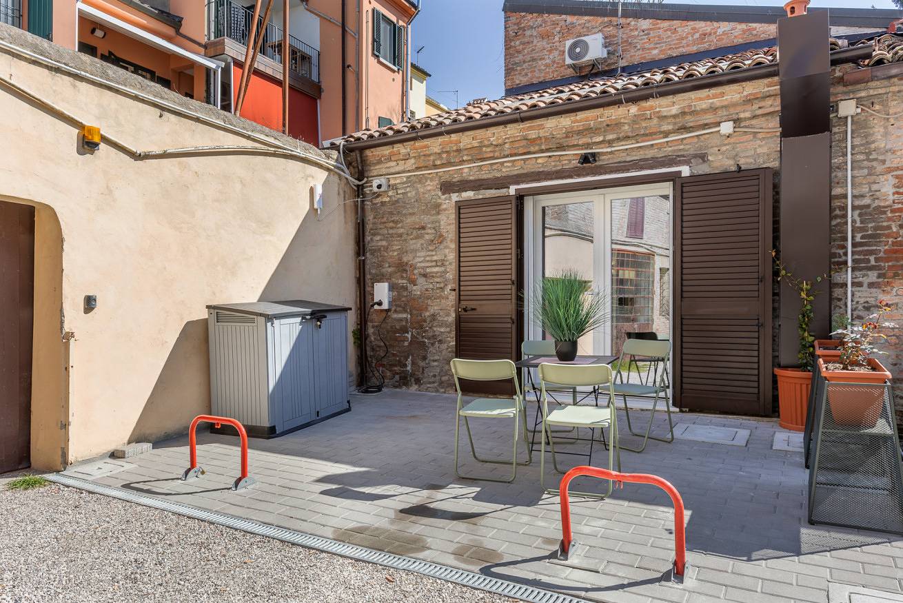 Apartamento entero, Guesthost - Bright Apartment with Patio & Parking in Ferrara, Provincia de Ferrara