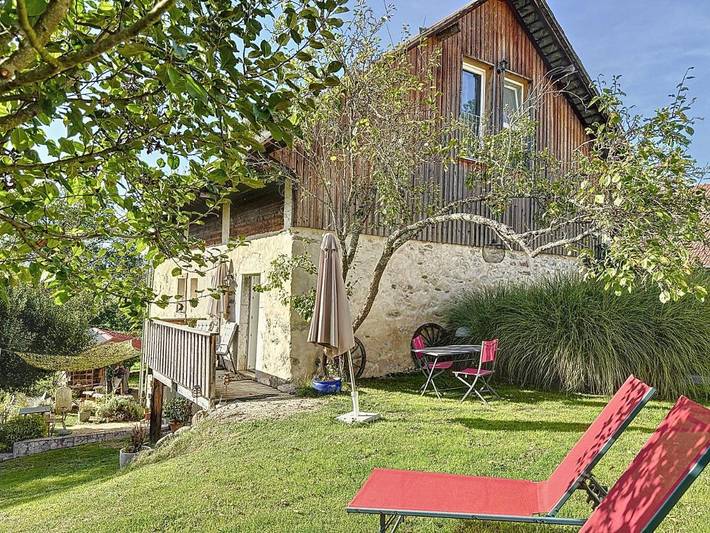 Location de vacances pour 3 personnes, avec Balcon et Terrasse ainsi que Jardin et Vue à Saint-Girod