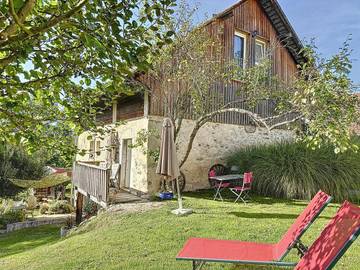 Location de vacances pour 3 personnes, avec vue et jardin à Saint-Girod