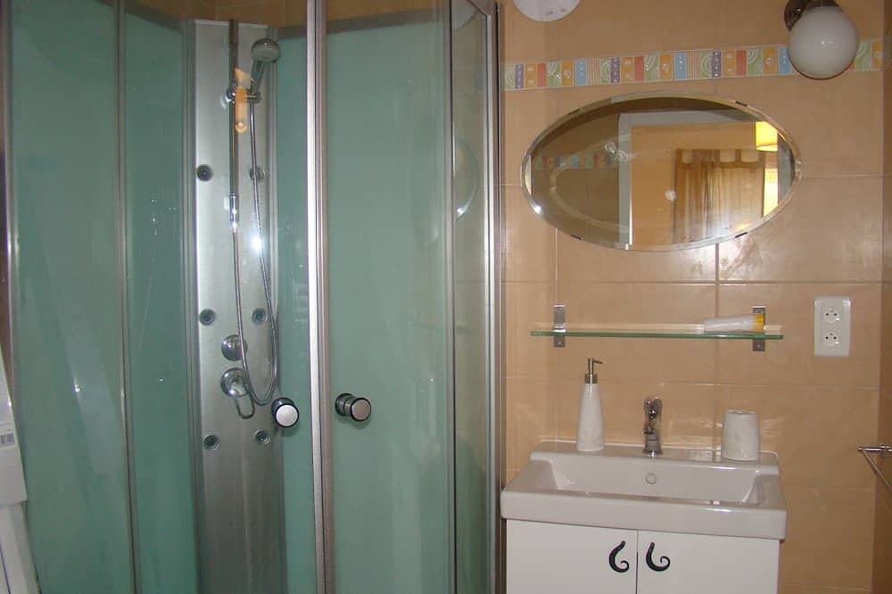 Apartamento entero, Estudio encantador, tranquilo, patio, 2-4p in Fontvieille, Region de Arles
