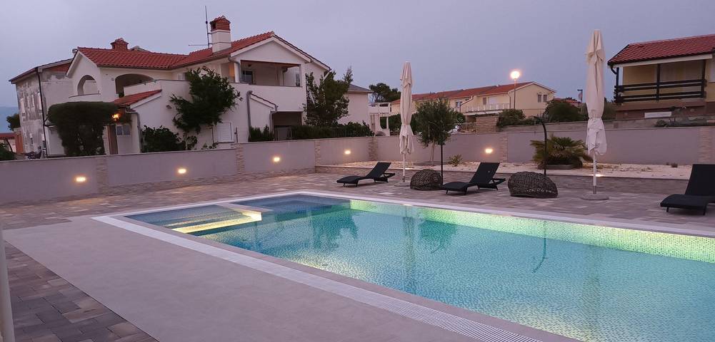 Villa pour 10 personnes, avec Balcon ainsi que Terrasse et Jardin dans Vir - 4