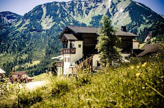 Hotel für 2 Personen, mit Balkon und Terrasse sowie Garten und Ausblick in Zöblen