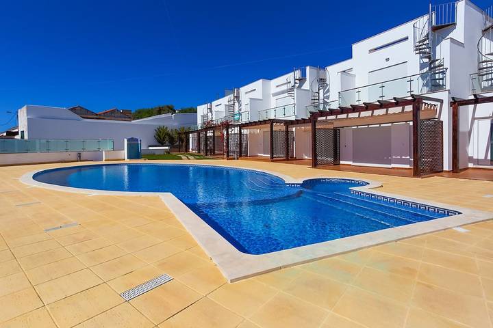 Apartamento entero, Carvoeiro Bay D · Townhouse With Roof Top Jacuzzi in Carvoeiro, Distrito de Faro