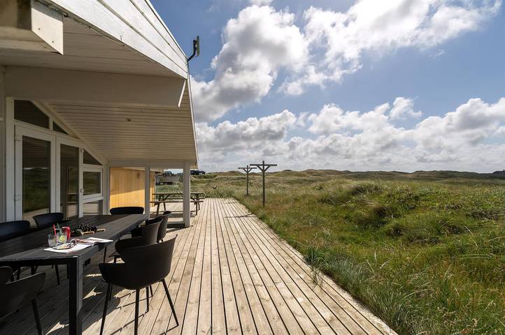 Ferieudlejning for 8 personer, med terrasse og jacuzzi samt sauna, husdyr tilladt i Hvide Sande