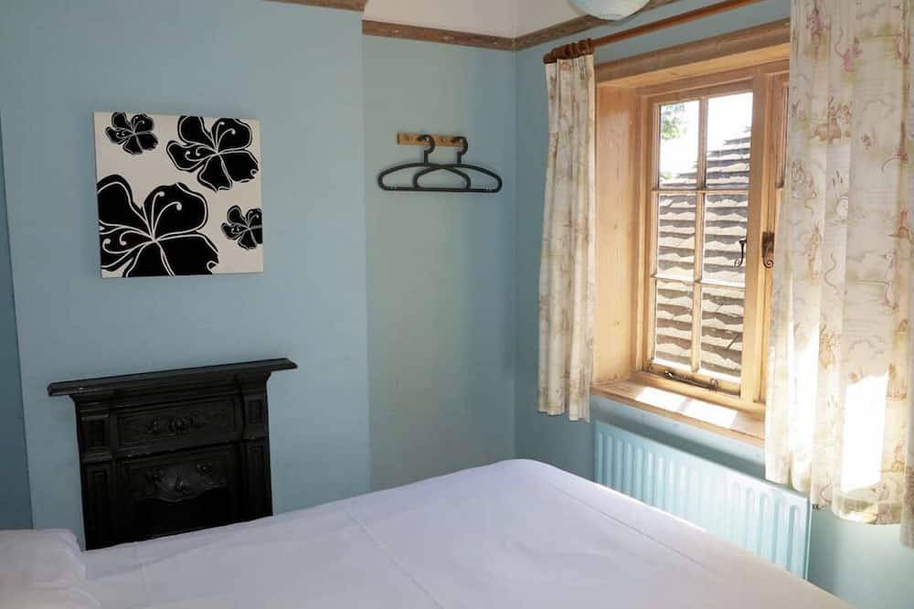 Large Arts & Crafts Cottage with 7 bedrooms  in Lymington near the coast in Lymington, Hampshire