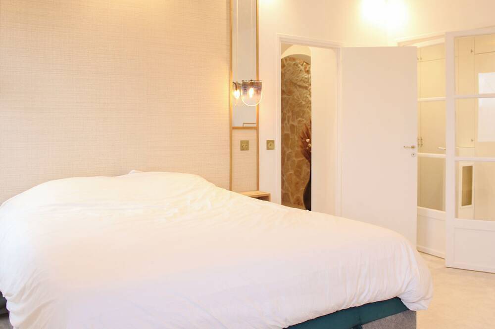 Entire apartment, Spacious stay in Suresnes, ideal for families! in Suresnes, Hauts-de-Seine