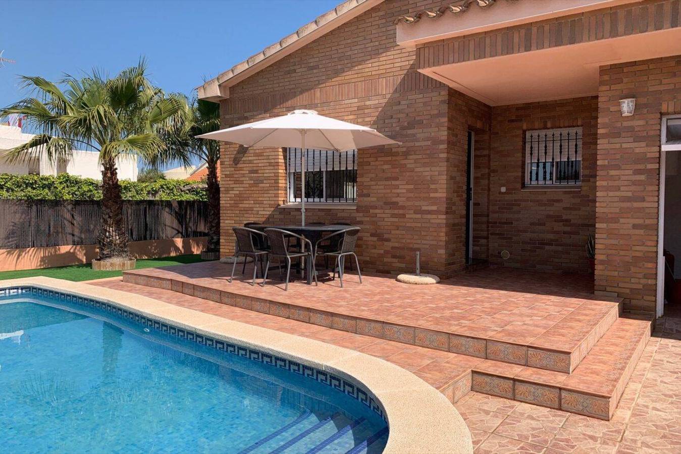 Casa de vacaciones 'M Angels' con piscina privada, Wi-Fi y aire acondicionado in Riumar, Delta del Ebro
