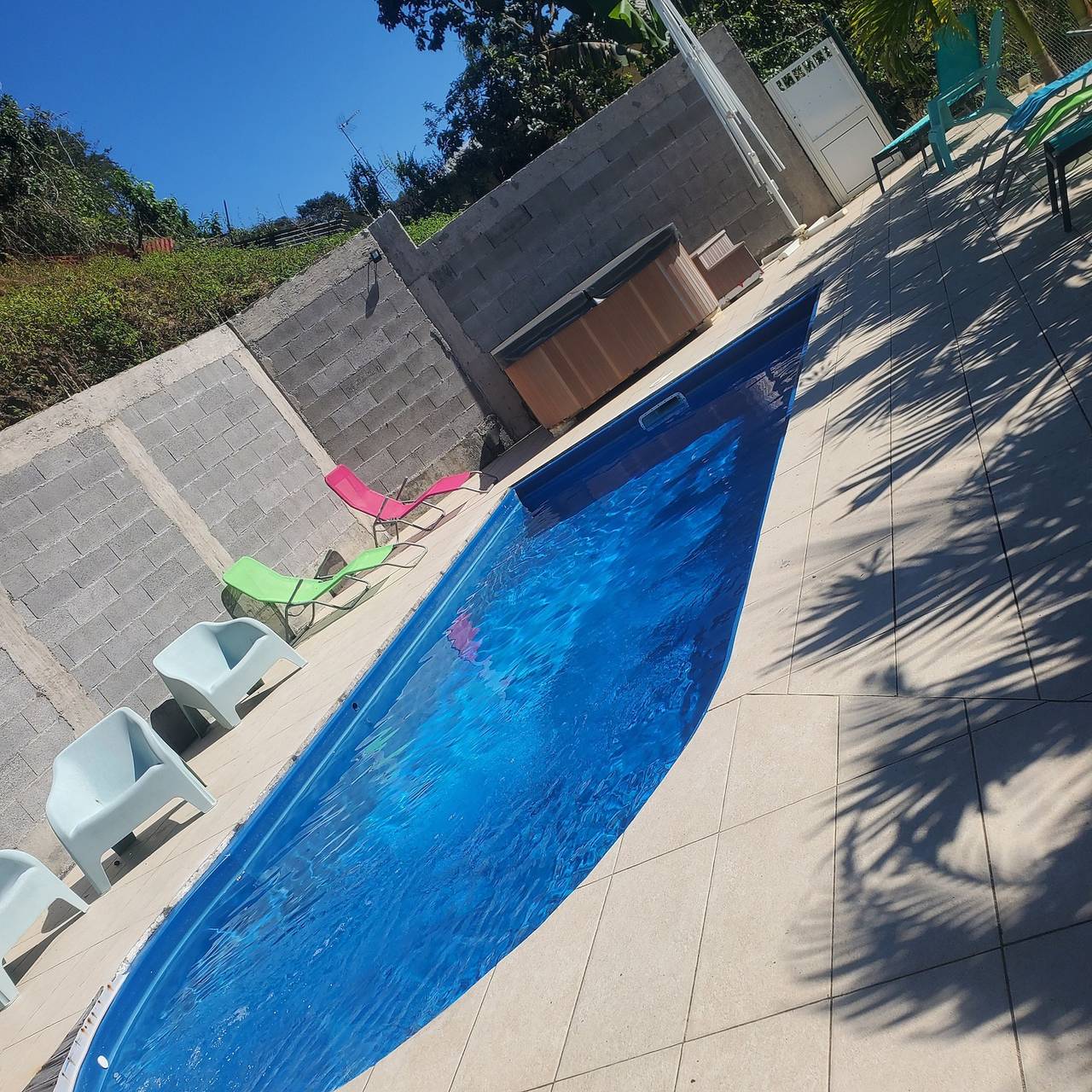 Encantador bungalow en Le Gosier con piscina compartida y jacuzzi in Cocoyer, Le Gosier