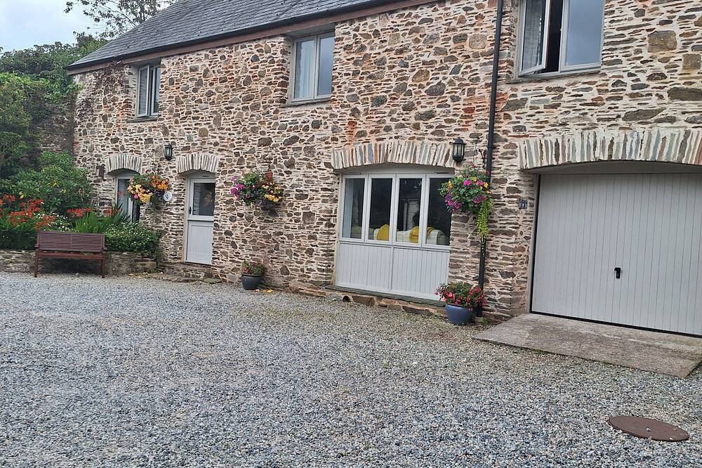 Modern 4 bed Cottage In Rural Setting close to beach. 1.5 Acres of shared Garden in Slapton, South Devon