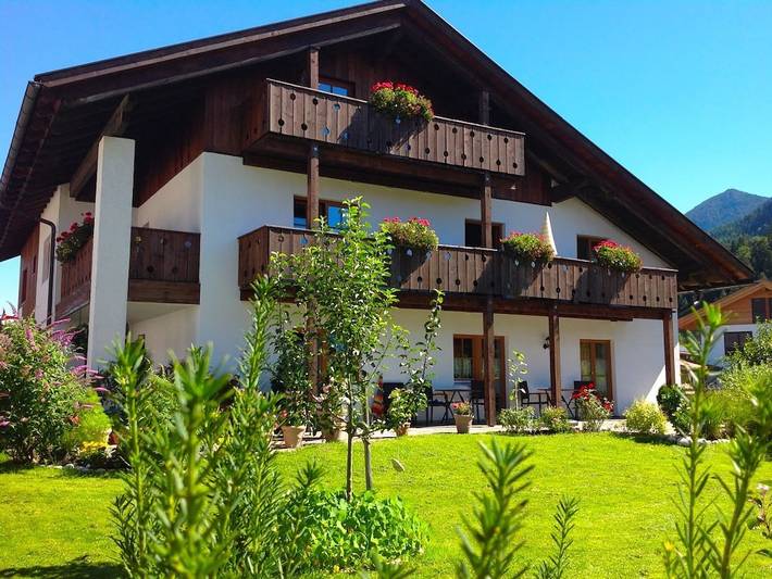 Ferienhaus für 3 Personen, mit Balkon und Garten sowie Ausblick in Krün