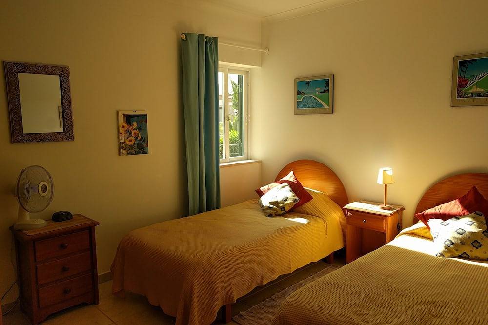 Ganze Wohnung, Schöne 2-Bett-Wohnung in einer kleinen Wohnanlage mit Pool in Santa Maria, Lagos