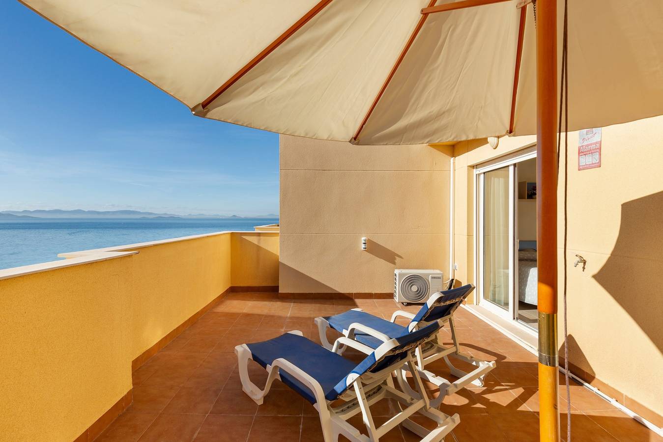 Beachfront Penthouse with Wi-fi & Pool in Tomas Maestre Marina (La Manga), San Javier