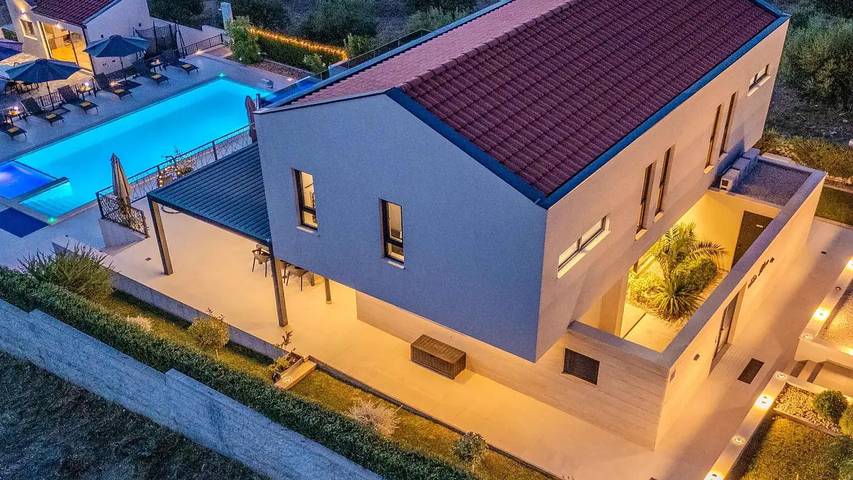 Vacation rental for 8 people, with pool and yard as well as hot tub, with pets in Pakostane