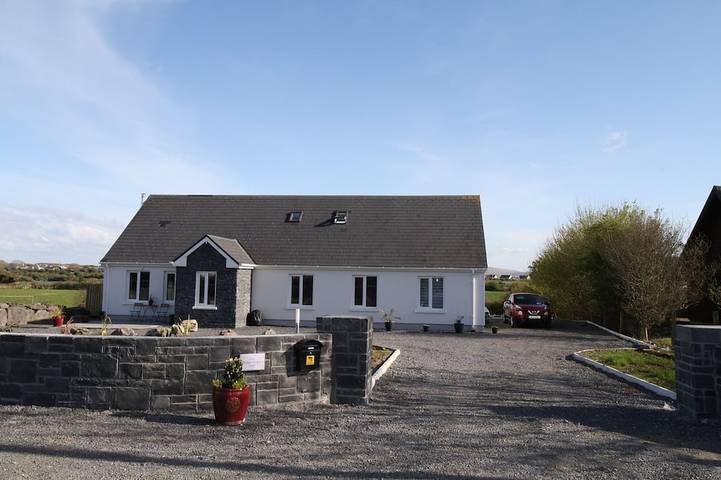 Vacation rental for 11 people, with yard in Ireland