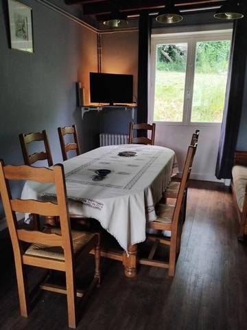 Location de vacances pour 7 personnes, avec jardin à Saint-Saud-Lacoussière