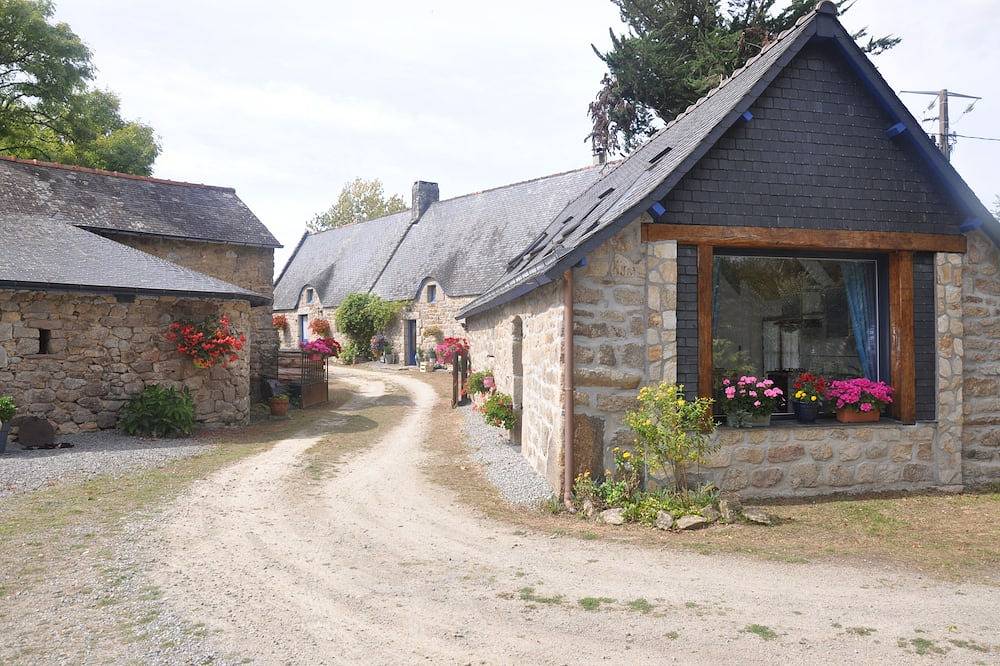 Le Bulot Small detached house with garden located in a quiet cul-de-sac in Riec-sur-Belon, Region de Quimper