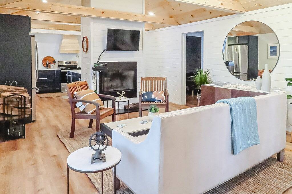 Beautiful updated lakefront home with a washer/dryer, grill & dog-friendly in Moultonborough, Lake Winnipesaukee