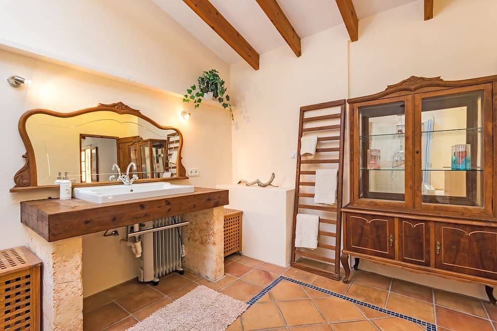 Authentisches Dorfhaus mit Meerblick im denkmalgeschützten Viertel von Andratx in Andratx, Mallorca Westen