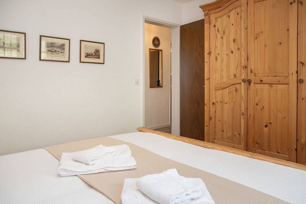 Ganze Wohnung, Angenehme Wohnung für 5 Gäste mit Pool,  W-Lan, Tv, Balkon, Haustiere erlaubt und Panoramablick in Falera, Flims Laax Falera