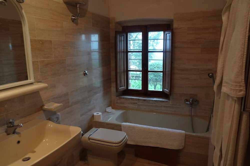 12km North of Siena with a stunning view pool &tennis  3ensuite bedrooms sleep 6 in Castellina in Chianti, Chianti