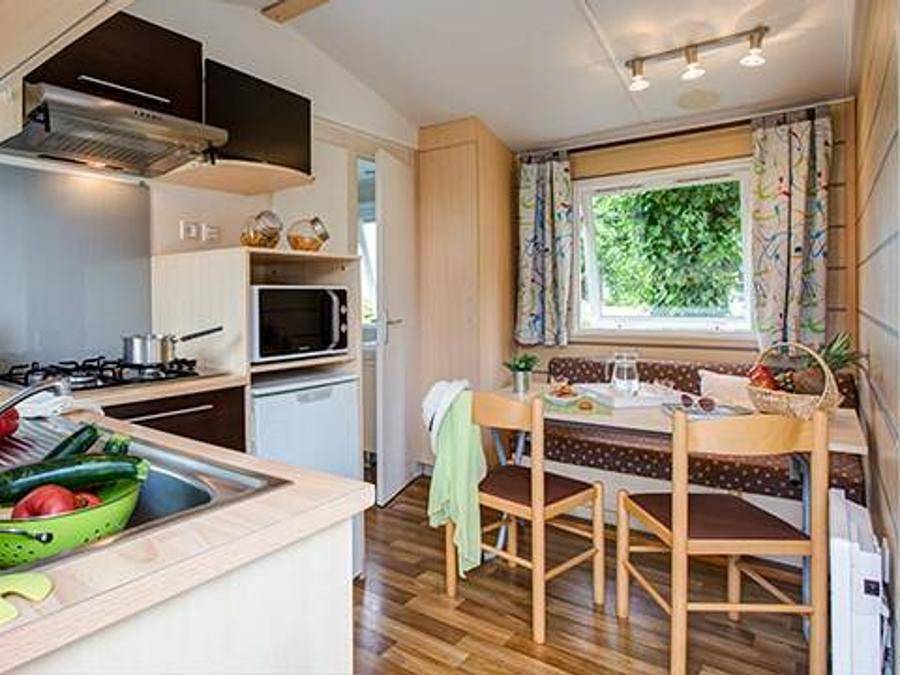 Camping Marvilla Parks La Pommeraie de l'Océan - Bungalow 4 personen - Mobilheim | Classic | 2 Zi. | 4 Pers. | Nicht überdachte Hochterrasse in Trégunc, Côte de Cornouaille