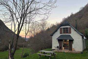 Location de vacances pour 6 personnes, avec terrasse et jardin à Estaing