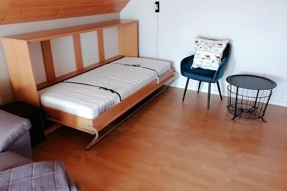 Ganze Wohnung, 2-Bett-Ferienwohnung Dachgeschoss, Balkon - Ferienwohnung Schnegger in Dreis-Brück, Vulkaneifel